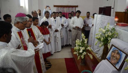 Catholic nuns and fathers of the Missionaries of Charity pays tribute to Sister Nirmala successor of Nobel Peace Prize winner Mother Teresa in Bhopal on June 24, 2015.