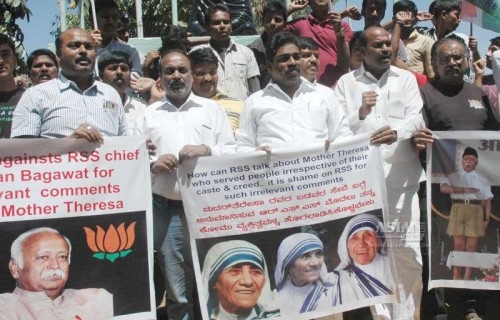 Congressmen stage a demonstration against RSS chief Mohan Bhagwat for his remarks on Mother Teresa in Bengaluru, on Feb 24, 2015.