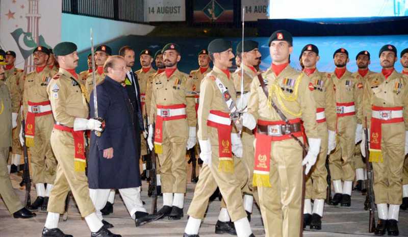 Pakistani Prime Minister Nawaz Sharif (2nd L) inspects honor gurads during a ceremony to mark Pakistan's Independence Day in Islamabad, capital of Pakistan. Pakistani Prime Minister Nawaz Sharif on Thursday used his Independence Day speech to pay tributes to the security forces fighting militants in North Waziristan tribal region. (Xinhua/PID) ****Authorized by ytfs****