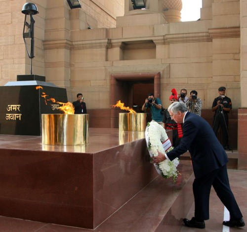 The Secretary of State for Defence, United Kingdom, Mr. Michael Fallon laying wreath at Amar Jawan Jyoti, India Gate, in New Delhi 