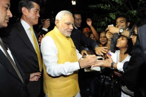 The Prime Minister, Shri Narendra Modi interacting with the people outside Indian Embassy in Japan after Inauguration of the Vivekananda Cultural Centre (Embassy of India), in Tokyo.