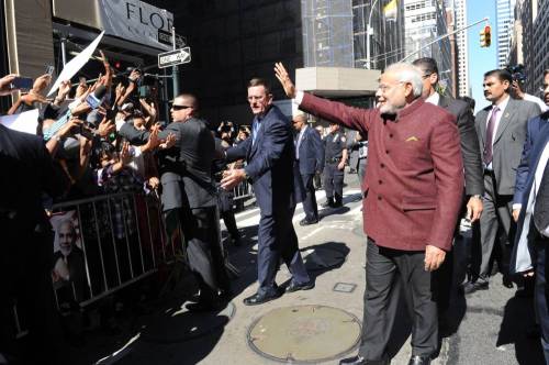 The Prime Minister, Shri Narendra Modi being greeted by the people, in New York