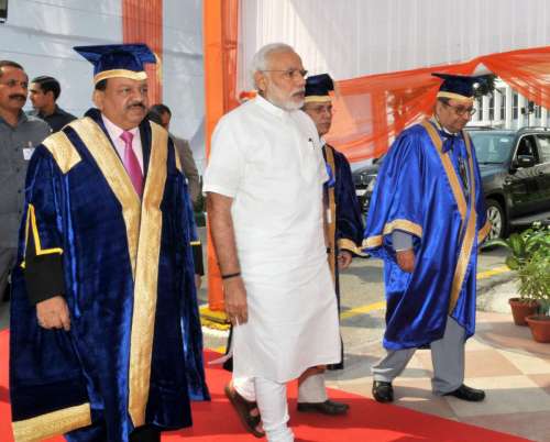 The Prime Minister, Shri Narendra Modi arrives at the 42nd AIIMS Convocation, in New Delhi . The Union Minister for Health and Family Welfare, Dr. Harsh Vardhan is also seen.