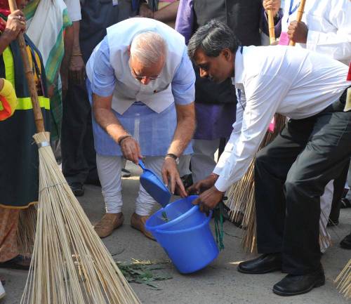 The Prime Minister, Shri Narendra Modi launching the cleanliness drive for Swacch Bharat Mission from Valmiki Basti, in New Delhi on October 02, 2014.