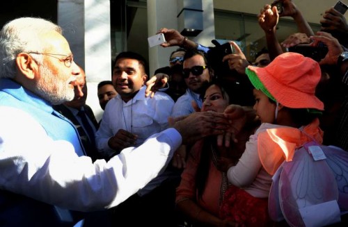 The Prime Minister, Shri Narendra Modi greeting NRIs, in Sydney, Australia on November 17, 2014.