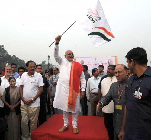 The Prime Minister, Shri Narendra Modi flagging off Run for Unity, at the Rajpath on the occasion of Rashtriya Ekta Diwas Celebrations, in New Delhi on October 31, 2014. The Union Minister for Urban Development, Housing and Urban Poverty Alleviation and Parliamentary Affairs, Shri M. Venkaiah Naidu, the Union Minister for External Affairs and Overseas Indian Affairs, Smt. Sushma Swaraj, the Union Minister for Communications & Information Technology and Law & Justice, Shri Ravi Shankar Prasad and other dignitaries are also seen.