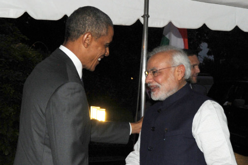The President Barack Obama of the United States welcomes the Prime Minister, Shri Narendra Modi, at the dinner hosted in his honour, at the White House, in Washington DC 