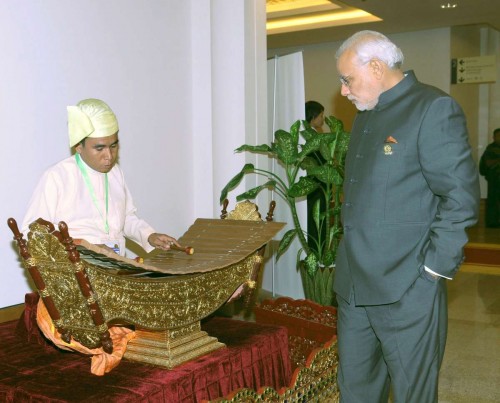 The Prime Minister, Shri Narendra Modi at the ASEAN summit appreciating the musician, in Nay Pyi Taw, Myanmar on November 12, 2014.