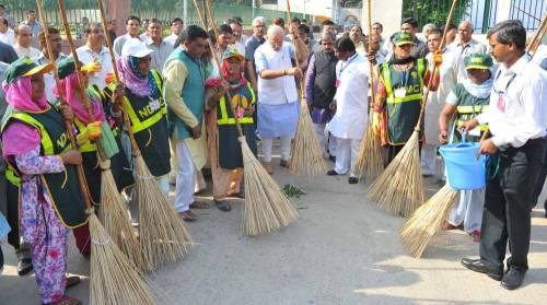 The Prime Minister, Shri Narendra Modi launching the cleanliness drive for Swacch Bharat Mission from Valmiki Basti, in New Delhi 