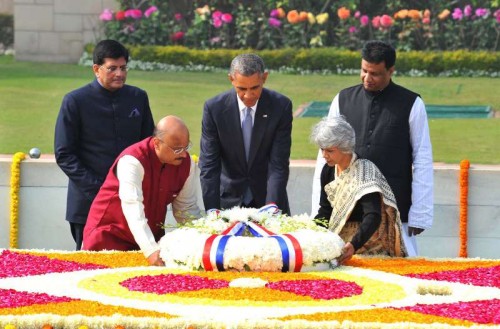 The US President, Mr. Barack Obama laying wreath at the Samadhi of Mahatma Gandhi, at Rajghat, in Delhi on January 25, 2015. The Minister of State (Independent Charge) for Power, Coal and New and Renewable Energy, Shri Piyush Goyal is also seen.