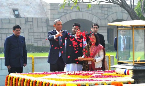 The US President, Mr. Barack Obama paying floral tributes at the Samadhi of Mahatma Gandhi, at Rajghat, in Delhi on January 25, 2015. The Minister of State (Independent Charge) for Power, Coal and New and Renewable Energy, Shri Piyush Goyal is also seen.