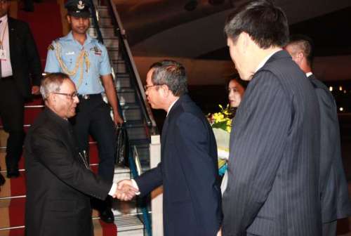 The President, Shri Pranab Mukherjee being received by the Council Minister of Vietnam on his arrival, at Hanoi International Airport, in Vietnam