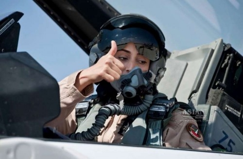 uae female pilot